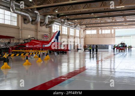 Die Royal Air Force Red Arrows zeigen das Team BAE Hawk T1 Düsenflugzeuge in einem Hangar im RAF Scampton, Großbritannien. Wartungsbereich Stockfoto