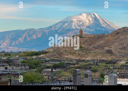 Friedhof des Dorfes Khor Virap mit Kloster und Mount Ararat dahinter, Provinz Ararat, Armenien, Kaukasus, Naher Osten Stockfoto