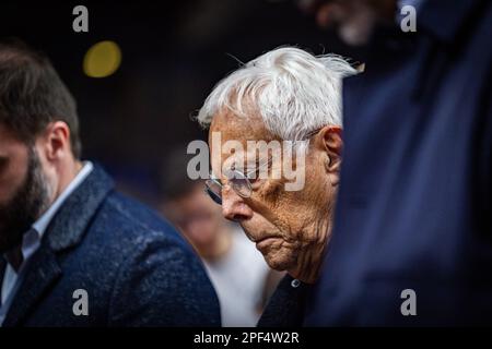 Madrid, Madrid, Spanien. 16. März 2023. Giorgio Armani, Eigentümer von EA7 Emporio Armani Olimpia Milano, vor dem Basketballspiel zwischen Real Madrid und EA7 Emporio Armani Olimpia Milano, gültig für den Spieltag 29 der Euroleague, gespielt am Donnerstag, den 16. März 2023 im Wizink Center in Madrid (Kreditbild: © Alberto Gardin/ZUMA Press Wire) NUR ZUR REDAKTIONELLEN VERWENDUNG! Nicht für den kommerziellen GEBRAUCH! Stockfoto