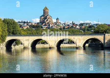 Chughureti oder Saarbrücken Brücke über den Fluss Mtkvari, Kathedrale der Heiligen Dreifaltigkeit auf dem Hügel, Tiflis Georgia, Kaukasus, Mittlerer Osten Stockfoto