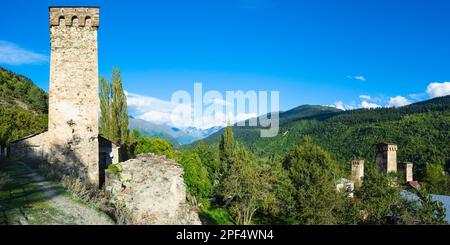 Traditionelle siwanezianische Türme in den Shkhara-Bergen, UNESCO-Weltkulturerbe, Legeri-Dorf, Mestia, Svaneti-Region, Georgien Stockfoto