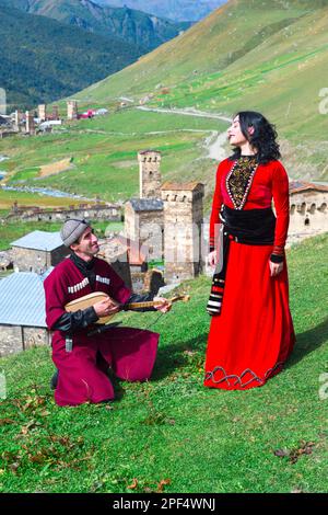 Georgische Leute aus der Folkloregruppe spielen Panduri und tanzen in traditioneller georgischer Kleidung, nur zu redaktionellen Zwecken, Ushguli, Svaneti Stockfoto