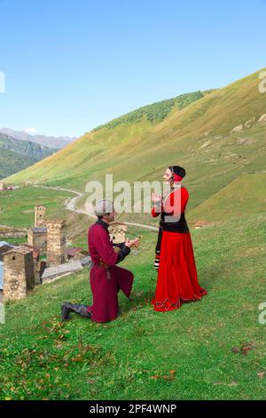 Georgische Leute aus der Folkloregruppe spielen Panduri und tanzen in traditioneller georgischer Kleidung, nur zu redaktionellen Zwecken, Ushguli, Svaneti Stockfoto