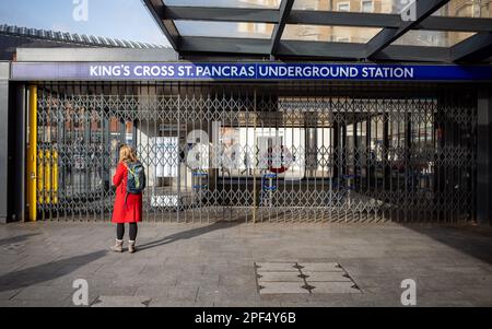 Ein Pendler steht vor dem Eingang zur U-Bahn-Station Kings Cross St Pancras, die wegen Tube Strike am 15. März 2023 geschlossen ist. Stockfoto