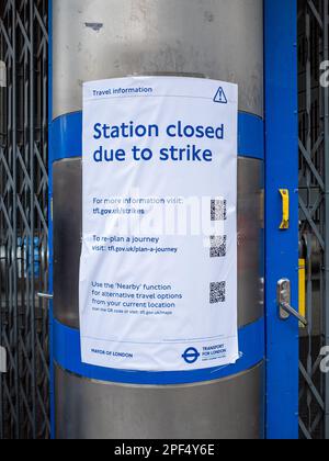 TFL-Beschilderung außerhalb der U-Bahn-Station, die Kunden über den Streik der U-Bahn-Fahrer informiert, 15. März 2023, London, Industrial Action, England UK. Stockfoto