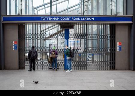 Frustrierte Pendler sperrten sich während eines U-Bahn-Streiks in London am 15. März 2023 aus der U-Bahn-Station Tottenham Court Road aus. Industrial Action, Großbritannien. Stockfoto