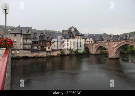 Architektur der Stadt Espalion im Lot-Tal in Aveyron, Frankreich Stockfoto