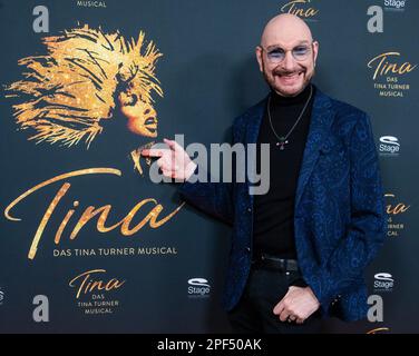 Stuttgart, Deutschland. 16. März 2023. Der Schauspieler Ralph Morgenstern besucht die Premiere des Musicals „TINA - The Tina Turner Musical“ im Theater Stage Apollo. Das Musical verfolgt musikalisch die Karriere des Sängers von Nutbush bis zum Weltstar von heute. Kredit: Christoph Schmidt/dpa/Alamy Live News Stockfoto