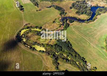 Flug über eine grüne Landschaft mit einem sumpfigen Bett des Ogublyanka-Sees, Kaluzhskiy-Region, Russland Stockfoto