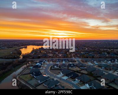 Die wunderschöne Sonnenaufgangslandschaft über Edmond bei Oklahoma aus der Vogelperspektive Stockfoto