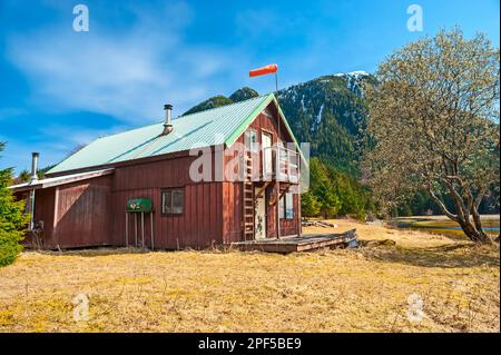 Verlassenes Arbeitslager des US Forest Service auf False Island, Tongass National Forest, Alaska, USA. Stockfoto