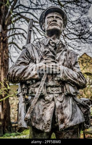 Das Bild ist ein Soldat aus dem Ersten Weltkrieg des Königlichen Kent Regiments, bekannt als DIE FANS, im Memorial Garden in der Kathedrale von Canterbury in Kent Stockfoto