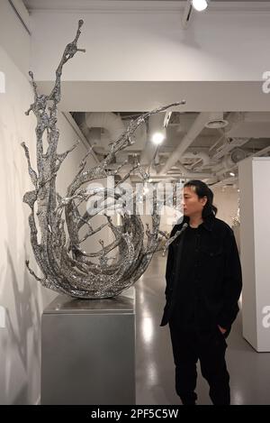 Zheng Lu (geboren 1978 in der inneren Mongolei, China) arbeitet und lebt in Peking. Zheng Lu studierte von 1998-2003 an der Lu Xun Fine Art Academy und dann von 2004 bis 2007 an der angesehenen Central Academy of Fine Arts in Peking. Zheng erhielt während seiner Schulzeit den LVMH-Preis, der dem Künstler eine dreimonatige Ausbildung an der Ecole nationale supérieure des Beaux-Arts, ENSBA, Paris, bot. Die künstlerische Praxis von Zheng dreht sich hauptsächlich um Skulpturen und Installationsarbeiten mit Stahlstrukturen, umfasst aber auch zweidimensionale Werke, Multimediaprojekte und öffentliche Kunst. Stockfoto