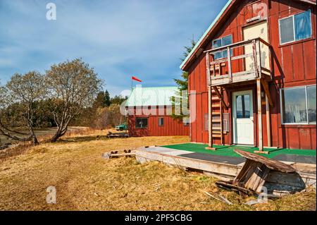 Verlassenes Arbeitslager des US Forest Service auf False Island, Tongass National Forest, Alaska, USA. Stockfoto