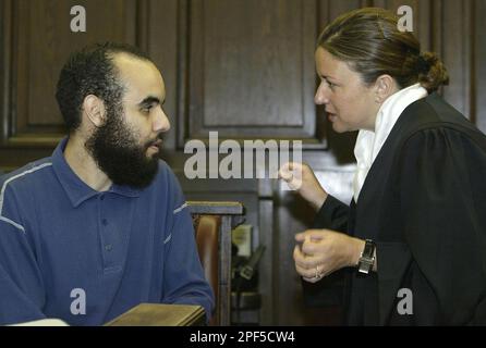 Der Marokkaner Abdelghani Mzoudi, links, lacht neben seiner