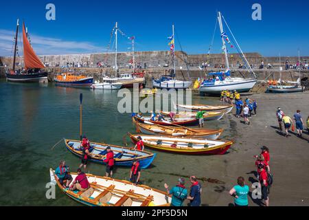 Blick auf das traditionelle Bootsfestival in Portsoy, Moray Firth, Banffshire, Schottland, Großbritannien Stockfoto