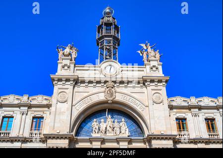 Valencia, Spanien: Die Fassade des „Correos y Telegrafos“-Gebäudes (Englisch: Postamt) im Stadtzentrum. Der alte Landark ist ein Touristenattra Stockfoto