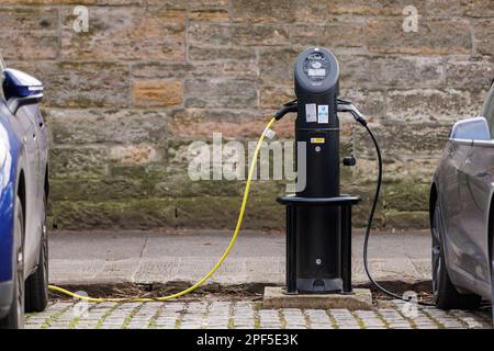 Ein Elektrofahrzeug-Ladegerät der Marke BP Pulse, das im ChargePlace Scotland-Netzwerk verwendet wird, das vom Stadtrat von Edinburgh betrieben wird. Stockfoto