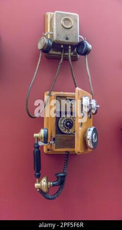 Altmodisches wandmontiertes Telefon mit Drehknopf 1892 . 1900 Stockfoto