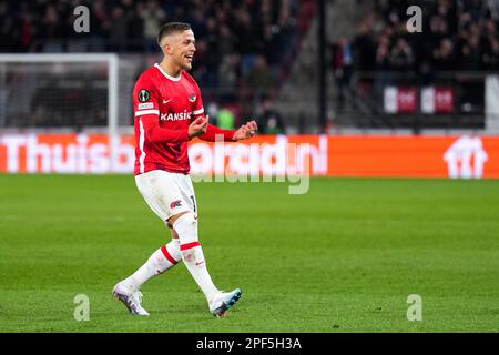 ALKMAAR – Jesper Karlsson von AZ Alkmaar feiert die 1-1. Runde der UEFA Conference Liga im 16. Spiel zwischen AZ Alkmaar und SS Lazio am 16. März 2023 im AFAS-Stadion in Alkmaar, Niederlande. ANP ED VAN DE POL Stockfoto