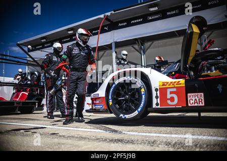 Sebring, Florida, USA - 16/03/2023, 05 CAMERON Dane (usa), CHRISTENSEN Michael (dnk), MAKOWIECKI Frederic (FRA), Porsche Penske Motorsport, Porsche 963, Pitlane-Atmosphäre während der 1000 km langen Sebring 2023, 1. Runde der FIA World Endurance Championship 2023, vom 15. Bis 17. März 2023 auf dem Sebring International Raceway in Sebring, Florida, USA - Foto: Thomas Fen..tre/DPPI/LiveMedia Stockfoto