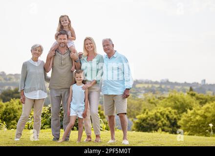 Die Welt, geheiratet entdeckt, liebt dich nicht so wie deine Familie. Eine mehrgenerationale Familie, die draußen zusammensteht. Stockfoto