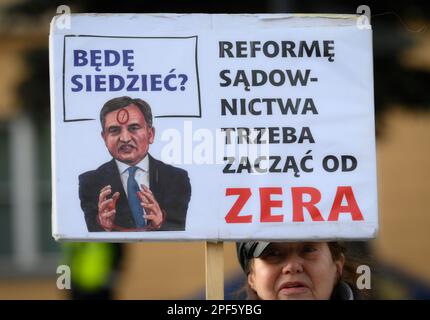 Warschau, Polen. 16. März 2023. Eine Frau bei einer regierungsfeindlichen Kundgebung wird gesehen, wie sie am 16. März 2023 in Warschau, Polen, ein Schild mit dem Bild des Justizministers Zbigniew Ziobro hält. Ziobro wurde vor Kurzem vor der Kamera erwischt, als er in der Öffentlichkeit eine Pistole unter dem Gürtel trug. (Foto: Jaap Arriens/Sipa USA) Guthaben: SIPA USA/Alamy Live News Stockfoto