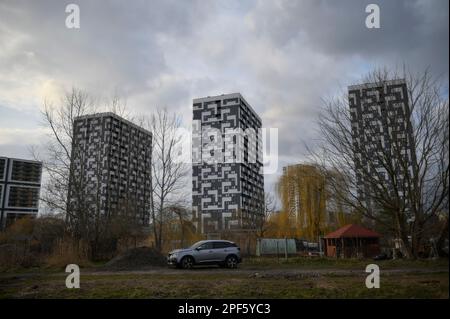 Warschau, Polen. 15. März 2023. Am 15. März 2023 in Warschau, Polen, steht ein Peugeot-Auto vor einem Wohnblock. (Foto: Jaap Arriens/Sipa USA) Guthaben: SIPA USA/Alamy Live News Stockfoto