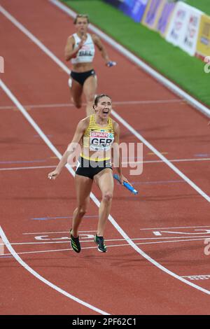 Rebekka HAASE feiert, dass sie im deutschen 4 *100m Team bei der europäischen Leichtathletik-Meisterschaft 2022 die Goldmedaille erreicht Stockfoto