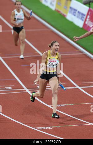 Rebekka HAASE feiert, dass sie im deutschen 4 *100m Team bei der europäischen Leichtathletik-Meisterschaft 2022 die Goldmedaille erreicht Stockfoto