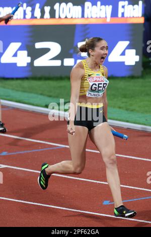 Rebekka HAASE feiert, dass sie im deutschen 4 *100m Team bei der europäischen Leichtathletik-Meisterschaft 2022 die Goldmedaille erreicht Stockfoto