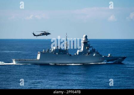 Adria. 5. März 2023. Ein MH-60s Nighthawk Helikopter, der am Helicopter Sea Combat Squadron (HSC) 5 befestigt ist, nähert sich der italienischen Navy Frigate IHREM Virginio Fasan (F 591), während er neben dem Flugzeugträger USS George H.W. der Nimitz-Klasse fährt Bush (CVN 77), 5. März 2023. Carrier Air Wing (CVW) 7 ist die offensive Luft- und Streikkomponente der Carrier Strike Group (CSG) 10 und der George H.W. Buchse CSG. Die Geschwader von CVW-7 sind Strike Fighter Squadron (VFA) 143, VFA-103, VFA-86, VFA-136, Carrier Airborne Early Warning Squadron (VAW) 121, Electronic Attack Squadron (VAQ) 140, HSC-5, A Stockfoto