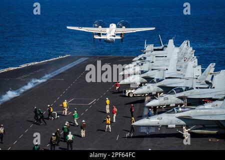 Adria. 5. März 2023. Ein Windhundflugzeug der Klasse C-2A, das an das Fleet Logistics Support Squadron (VRC) 40 angeschlossen ist, startet während des Flugbetriebs vom Cockpit aus an Bord des Flugzeugträgers USS George H.W. der Nimitz-Klasse Bush (CVN 77), 5. März 2023. Carrier Air Wing (CVW) 7 ist die offensive Luft- und Streikkomponente der Carrier Strike Group (CSG) 10 und der George H.W. Buchse CSG. Die Geschwader von CVW-7 sind Strike Fighter Squadron (VFA) 143, VFA-103, VFA-86, VFA-136, Carrier Airborne Early Warning Squadron (VAW) 121, Electronic Attack Squadron (VAQ) 140, Helicopter Sea Combat Squadron (HSC) 5 Stockfoto