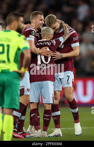 London, Großbritannien. 16. März 2023. Gianluca Scamacca von West Ham Utd (r) feiert mit seinen Teamkollegen, nachdem er sein Team 1. Tor erzielt hat. UEFA Europa Conference League, letzte 16, 2.-teiliges Spiel, West Ham Utd gegen AEK Larnaca im London Stadium, Queen Elizabeth Olympic Park in London am Donnerstag, den 16. März 2023 . Dieses Bild darf nur zu redaktionellen Zwecken verwendet werden. Redaktionelle Verwendung nur Bild von Megan Ewens/Andrew Orchard Sports Photography/Alamy Live News Kredit: Andrew Orchard Sports Photography/Alamy Live News Stockfoto