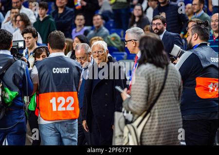 Madrid, Spanien. 16. März 2023. Giorgio Armani, Eigentümer von EA7 Emporio Armani Olimpia Milano, vor dem Basketballspiel zwischen Real Madrid und EA7 Emporio Armani Olimpia Milano, gültig für den Spieltag 29 der Euroleague, gespielt im Wizink Center in Madrid am Donnerstag, den 16. März 2023. Kredit: Independent Photo Agency/Alamy Live News Stockfoto