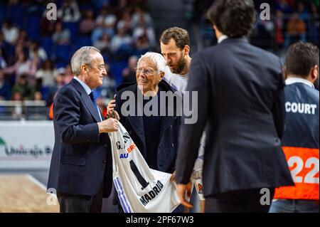 Madrid, Spanien. 16. März 2023. Florentino Perez, Eigentümer von Real Madrid, Und Giorgio Armani, Eigentümer von EA7 Emporio Armani Olimpia Milano, mit Sergio Rodriguez (Real Madrid) vor dem Basketballspiel zwischen Real Madrid und EA7 Emporio Armani Olimpia Milano, gültig für den Spieltag 29 der Euroleague, gespielt im Wizink Center in Madrid am Donnerstag, den 16. März 2023 Gutschrift: Unabhängige Fotoagentur/Alamy Live News Stockfoto