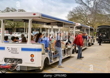 Houston, Texas, USA - Februar 2023: Besucher des Houston Space Center steigen nach einer Besichtigung der Stätte aus einem Landzug aus Stockfoto