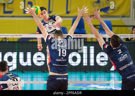 Trient, Italien. 16. März 2023. Pipe of Alessandro Michieletto - ITAS Trentino während des Viertelfinals - ITAS Trentino vs GroupA Azoty ZAKSA K?dzierzyn-Kozle, CEV Champions League-Volleyballspiel in Trento, Italien, März 16 2023 Kredit: Independent Photo Agency/Alamy Live News Stockfoto