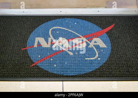 Houston, Texas, USA - Februar 2023: Türmatte mit NASA-Logo an einem der Eingänge zur Mission Control im Houston Space Center Stockfoto