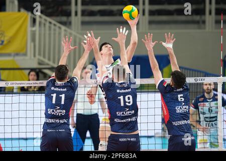 Trient, Italien. 16. März 2023. Angriff von Alessandro Michieletto - ITAS Trentino während des Finalviertels - ITAS Trentino vs GroupA Azoty ZAKSA K?dzierzyn-Kozle, CEV Champions League-Volleyballspiel in Trento, Italien, März 16 2023 Kredit: Independent Photo Agency/Alamy Live News Stockfoto