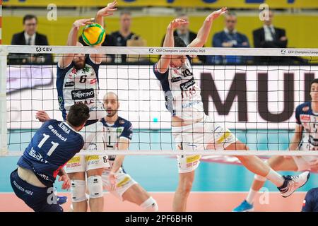 Trient, Italien. 16. März 2023. Block von Riccardo Sbertoli - ITAS Trentino während des Viertelfinals - ITAS Trentino vs GroupA Azoty ZAKSA K?dzierzyn-Kozle, CEV Champions League Volleyballspiel in Trento, Italien, März 16 2023 Gutschrift: Independent Photo Agency/Alamy Live News Stockfoto