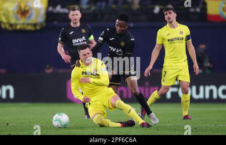 Villarreal, Spanien, 16/03/2023, Giovani Lo Celso von Villarreal und Moussa N'Diaye von Anderlecht kämpfen während eines Fußballspiels zwischen dem spanischen Villarreal CF und dem belgischen RSC Anderlecht um den Ball, Donnerstag, 16. März 2023 in Villarreal, Spanien, die Rückkehr der Runde 16 des Wettbewerbs der UEFA Europa Conference League, Nach einer 1-1-Zeichnung ergibt sich die erste Teilstrecke. BELGA PHOTO VIRGINIE LEFOUR Stockfoto