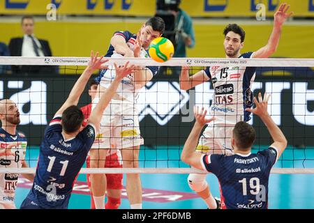 Trient, Italien. 16. März 2023. Angriff von Srecko Lisinac - ITAS Trentino während des Viertelfinals - ITAS Trentino vs GroupA Azoty ZAKSA K?dzierzyn-Kozle, CEV Champions League-Volleyballspiel in Trento, Italien, März 16 2023 Kredit: Independent Photo Agency/Alamy Live News Stockfoto