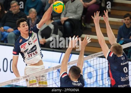 Trient, Italien. 16. März 2023. Spike of Alessandro Michieletto - ITAS Trentino während des Viertelfinals - ITAS Trentino vs GroupA Azoty ZAKSA K?dzierzyn-Kozle, CEV Champions League Volleyballspiel in Trento, Italien, März 16 2023 Kredit: Independent Photo Agency/Alamy Live News Stockfoto