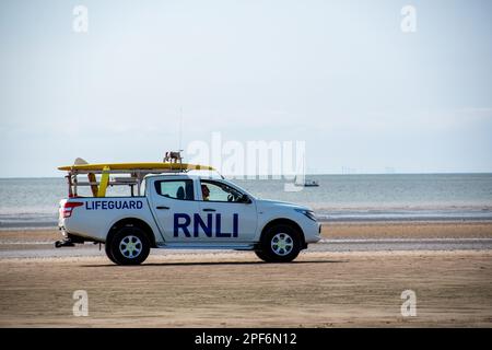 RNLI Lifeguard Mitsubishi 4x4 Pick-up Truck am Crosby Beach, Merseyside Stockfoto