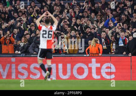 ROTTERDAM, NIEDERLANDE - MÄRZ 16: Die Fans von Feyenoord feiern den 2-0. Geburtstag mit Oussama Idrissi von Feyenoord während der UEFA Europa League-Runde 16 - Spiel Leg 2 zwischen Feyenoord und Shakhtar Donetsk im Stadion Feijenoord de Kuip am 16. März 2023 in Rotterdam, Niederlande (Foto von Ben Gal/Orange Pictures) Stockfoto