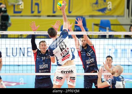 Trient, Italien. 16. März 2023. Pipe of Marko Podrascanin - ITAS Trentino während des Viertelfinals - ITAS Trentino vs GroupA Azoty ZAKSA K?dzierzyn-Kozle, CEV Champions League-Volleyballspiel in Trento, Italien, März 16 2023 Kredit: Independent Photo Agency/Alamy Live News Stockfoto