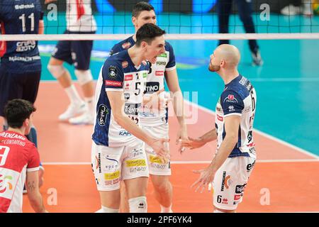 Trient, Italien. 16. März 2023. Exultance of Alessandro Michieletto - ITAS Trentino während des Viertelfinals - ITAS Trentino vs GroupA Azoty ZAKSA K?dzierzyn-Kozle, CEV Champions League Volleyballspiel in Trento, Italien, März 16 2023 Kredit: Independent Photo Agency/Alamy Live News Stockfoto