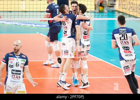 Trient, Italien. 16. März 2023. ITAS Trentino feiert den Punkt während des Viertelfinals – ITAS Trentino vs GroupA Azoty ZAKSA K?dzierzyn-Kozle, CEV Champions League-Volleyballspiel in Trento, Italien, März 16 2023 Kredit: Independent Photo Agency/Alamy Live News Stockfoto