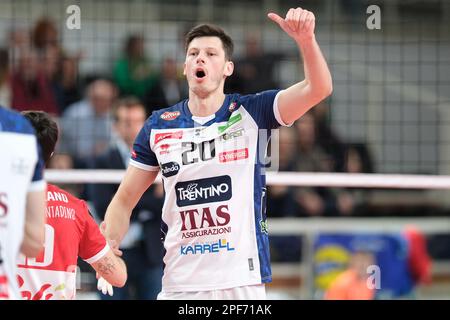 Trient, Italien. 16. März 2023. Exultation von Srecko Lisinac - ITAS Trentino während des Viertelfinals - ITAS Trentino vs GroupA Azoty ZAKSA K?dzierzyn-Kozle, CEV Champions League-Volleyballspiel in Trento, Italien, März 16 2023 Kredit: Independent Photo Agency/Alamy Live News Stockfoto